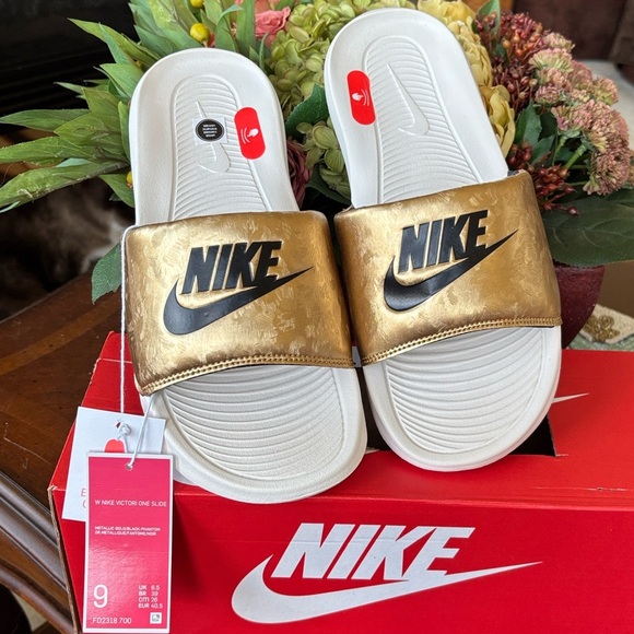 Brand New Nike Victori One Slides Metallic Gold w/ Black Comfort Sport Sandals - Picture 16 of 16